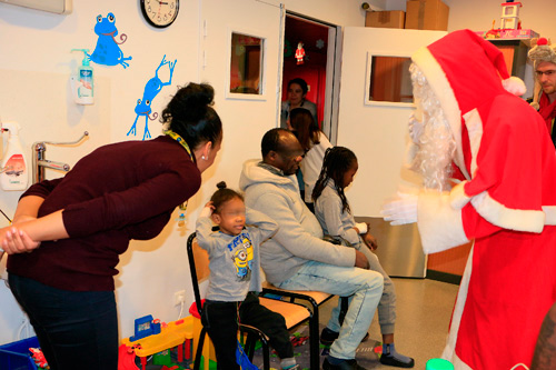 Le père Noël, invité surprise à l’Hôpital, grâce à la mobilisation de la Poste