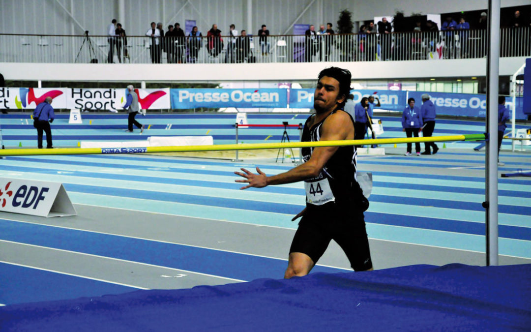 La Poste convie Badr Touzi, athlète handisport, pour un échange avec les facteurs